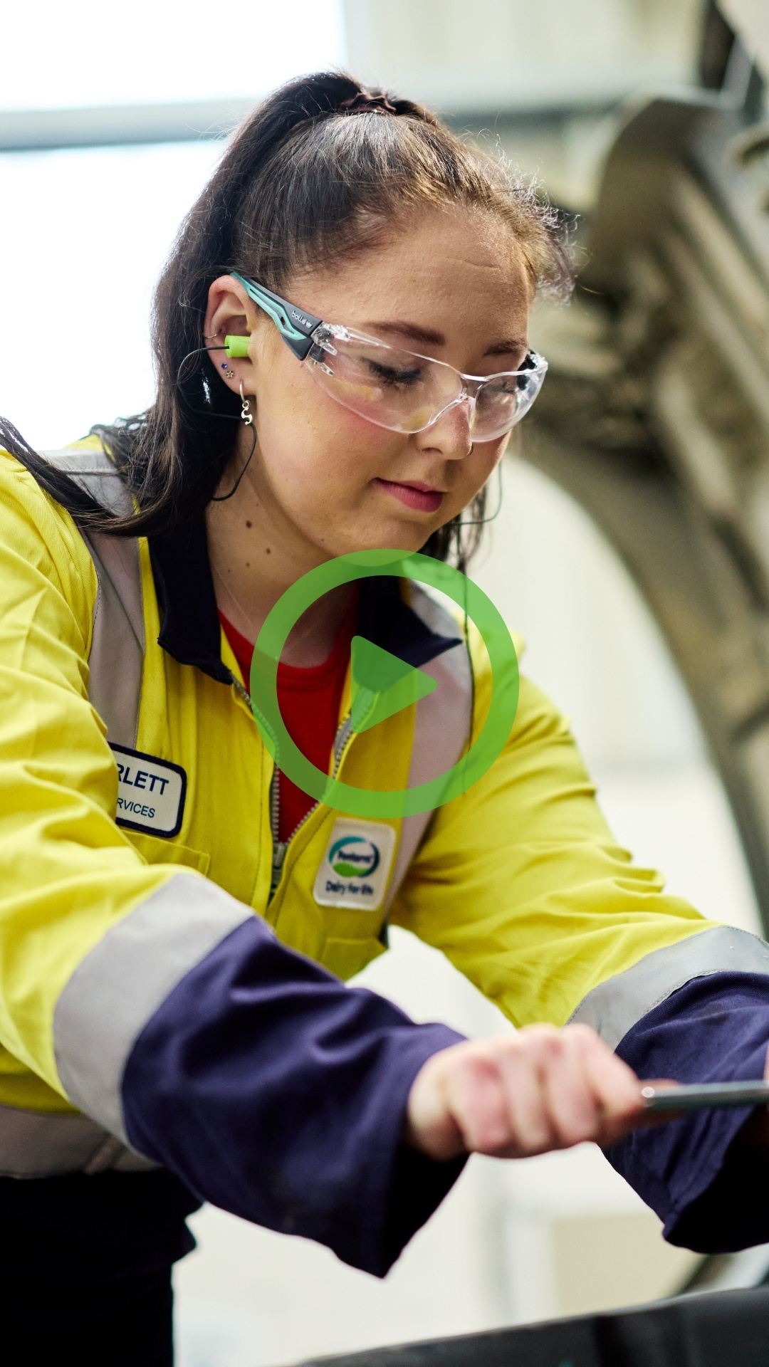 Open https://youtu.be/L_DBx6CnR24 Scarlett working